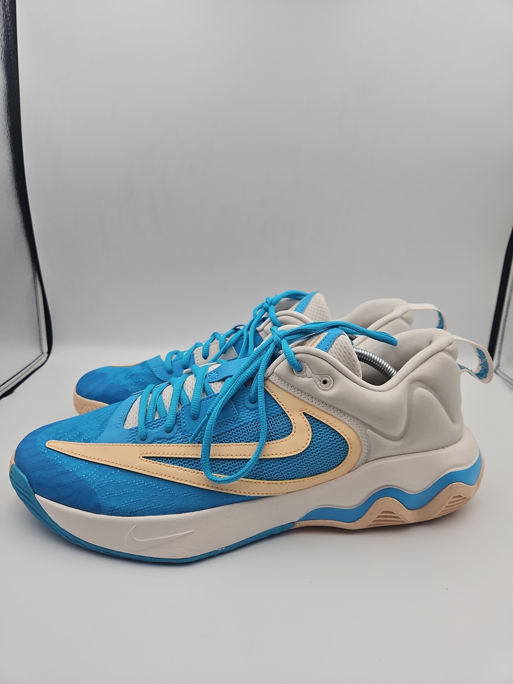 Nike Men's Blue and Cream Low-Top Athletic Sneakers